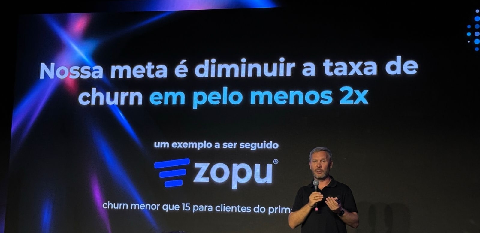 O CRO da Bitrix24 no palco do Partner Summit Brasil 2025, apresentando a operação hoje chamada Fluidz como exemplo para os demais parceiros.
